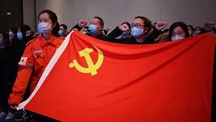 黨旗飄揚在戰(zhàn)“疫”一線！高校醫(yī)者的出征誓言，鏗鏘有力 