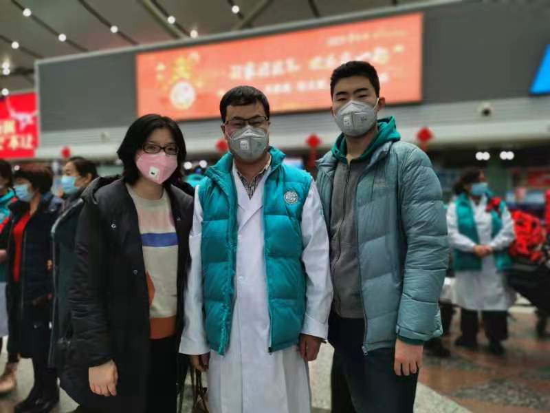 “爸爸，我們等你平安歸來！”